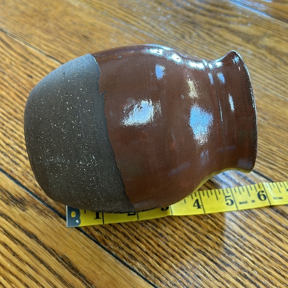 Brown artist created pottery mug. Artist signed Hutchins. Great condition. - Picture 5 of 7